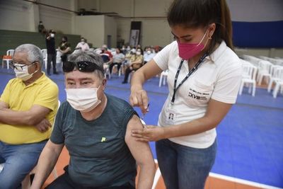 “Primera dosis ayuda a parar la pandemia y la segunda prolonga el efecto de la vacuna”, dice Sequera - Nacionales - ABC Color