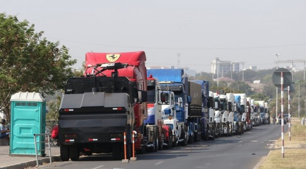 Con bocinazos, camioneros se retiran de Asunción