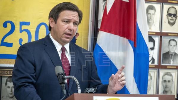 Juez acepta demanda contra el gobernador de Florida por orden sobre mascarilla