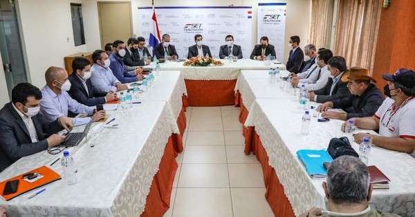 La Nación / Camioneros firman acuerdo con exportadores y levantan el paro
