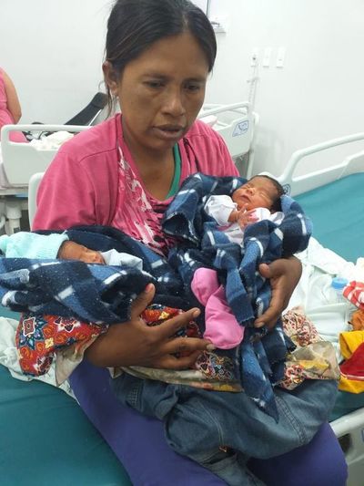 Gemelos Nivaclé recién nacidos necesitan ayuda para retornar a su comunidad - Nacionales - ABC Color