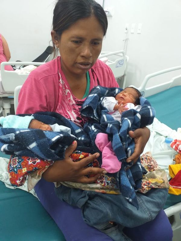 Gemelos Nivaclé recién nacidos necesitan ayuda para retornar a su comunidad - Nacionales - ABC Color