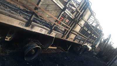 Indiscriminado incendio termina con camión incinerado