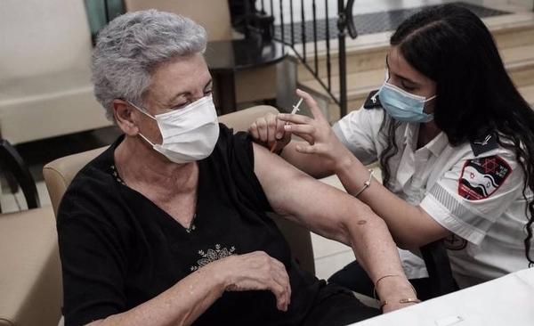 Diario HOY | Israel extiende la tercera dosis de la vacuna a los mayores de 40 años