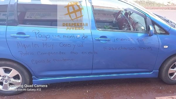 Dejaron "mensaje" pintado en su auto por estacionar frente a local