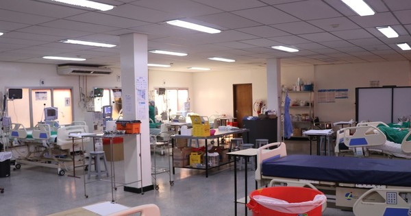 La Nación / Tras disminución de pacientes respiratorios graves, liberan camas en terapia de Clínicas