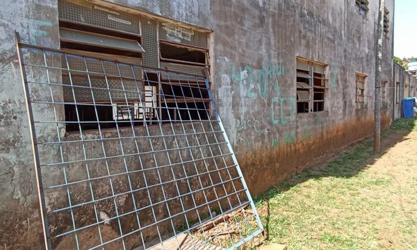 Colegio está sumido en el abandono