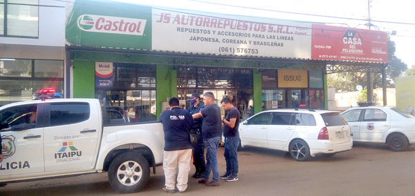 “Mendigo” roba motocicleta, dinero y una notebook de una casa de venta de repuestos - La Clave