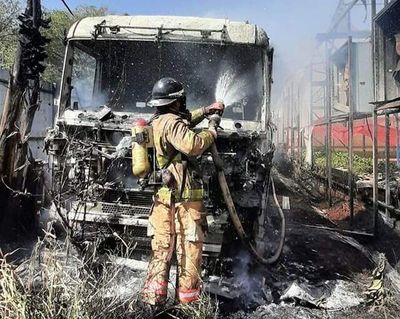Quema de pastizal provoca incendio de camión - ABC en el Este - ABC Color