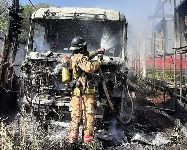 Quema de pastizal provoca incendio de camión - ABC en el Este - ABC Color