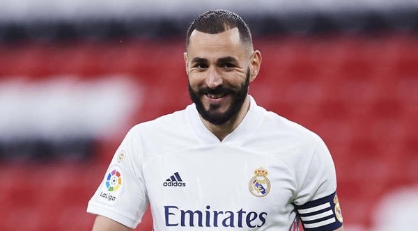 Benzema renueva con el Real Madrid hasta 2023