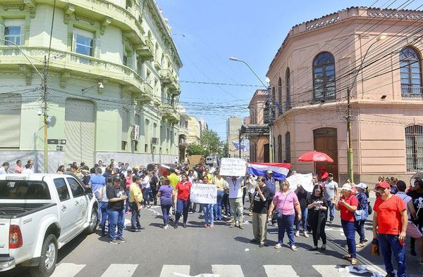 Sindicatos públicos rechazan “congelamiento salarial” - Nacionales - ABC Color