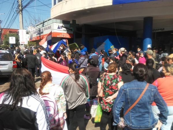 Paseros y taxistas exigen acciones diplomáticas más firmes para abrir frontera con Argentina - Nacionales - ABC Color