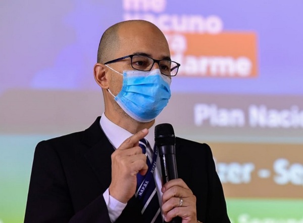 Vacunarán a quienes recibieron la primera dosis de Pfizer en el exterior