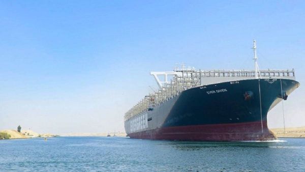 El Ever Given cruza el canal de Suez sin problemas