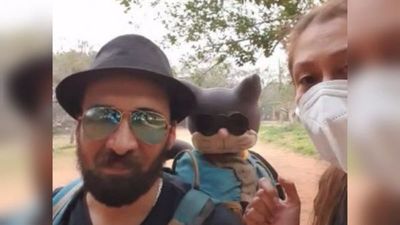 Colombiano ahora recorre con un muñeco réplica de "Bella"