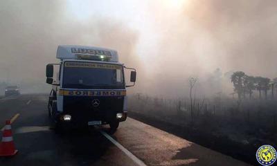 Densa e insalubre humareda “invaden” ciudades y rutas •