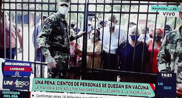 Rabia y frustración de cientos de ciudadanos que quedaron sin su segunda dosis a pesar de haber sido convocados - ADN Digital