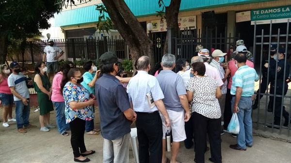 Adultos mayores esperan parados al sol, sin certeza de ser vacunados hoy - Nacionales - ABC Color