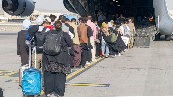 Partió de Kabul un avión de EEUU abarrotado con un récord de 823 pasajeros - Megacadena — Últimas Noticias de Paraguay