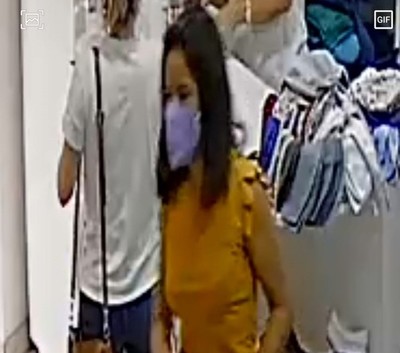 Buscan identificar a descuidista que robó celular en un local