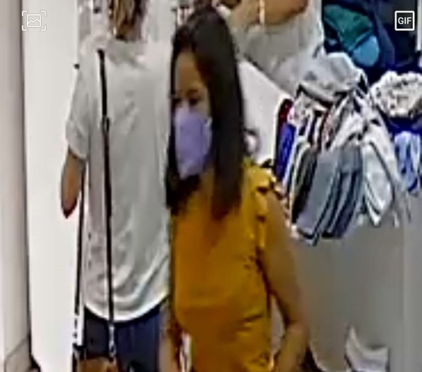 Buscan identificar a descuidista que robó celular en un local