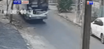 Sajonia: Motociclista impacta contra un bus | Noticias Paraguay