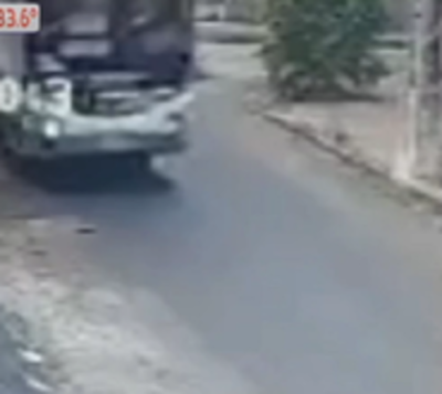 Sajonia: Motociclista impacta contra un bus - Paraguay.com