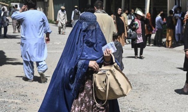 Infierno de mujeres afganas: las 29 prohibiciones de los talibanes