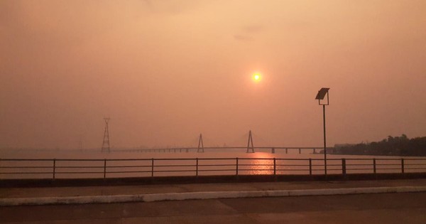 La Nación / Atardecer gris en Encarnación a causa de la humareda