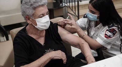Israel extiende la tercera dosis de la vacuna a los mayores de 40 años