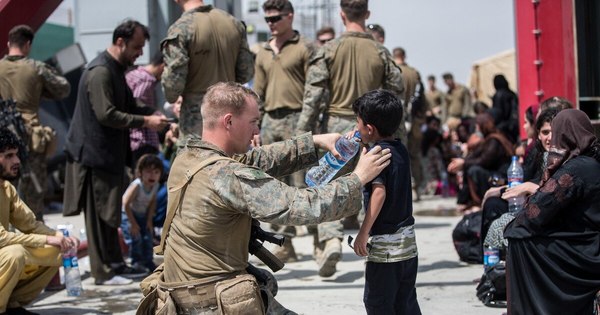 La Nación / EEUU dice que ya evacuó a 31.000 personas de Kabul