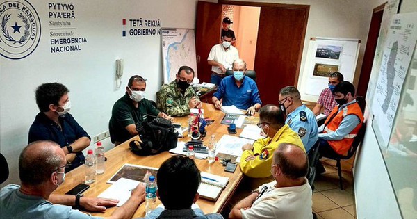 La Nación / Concentran fuerzas para combatir voraz incendio