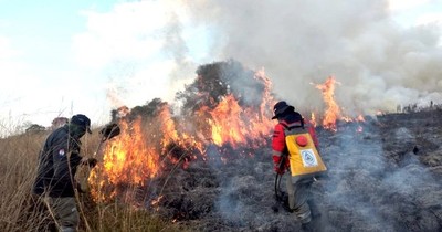 La Nación / En Itapúa luchan contra unos 32 focos de incendio
