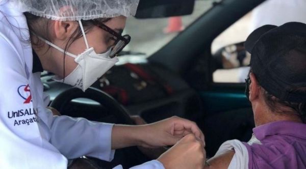 Un hombre se vacuna cinco veces contra el covid-19 en Brasil