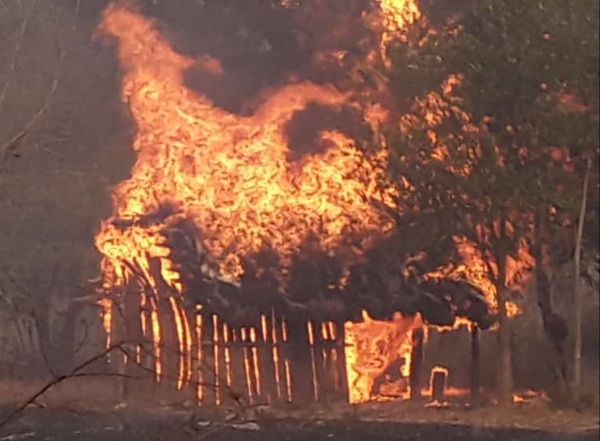 Fuego consume tres viviendas de nativos