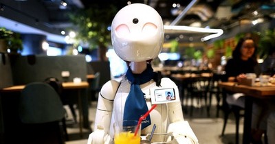 La Nación / Un café con robots de Tokio apuesta por la inclusión
