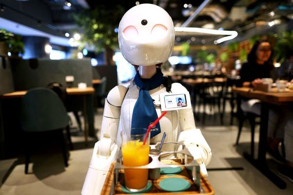 Cafetería con robots de Tokio apuesta por la inclusión