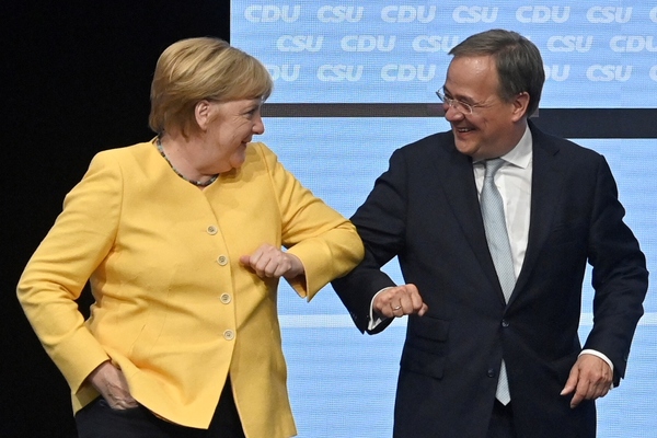 Merkel se mete en la campaña alemana al elogiar al candidato de su partido para sucederla | .::Agencia IP::.