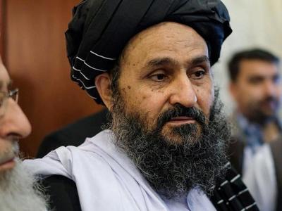 Líder talibán llega a Kabul para negociar la formación de un gobierno