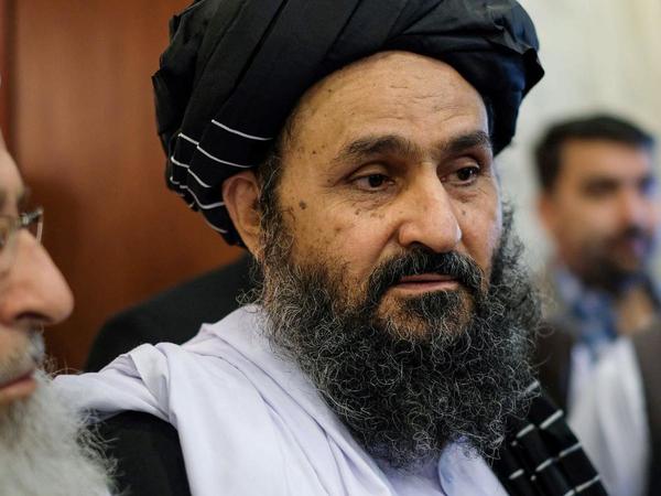 Líder talibán llega a Kabul para negociar la formación de un gobierno