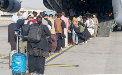 Partió de Kabul un avión de EEUU con un record de 823 pasajeros