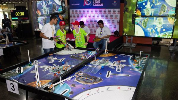 30 estudiantes son becados para participar en programa de robótica