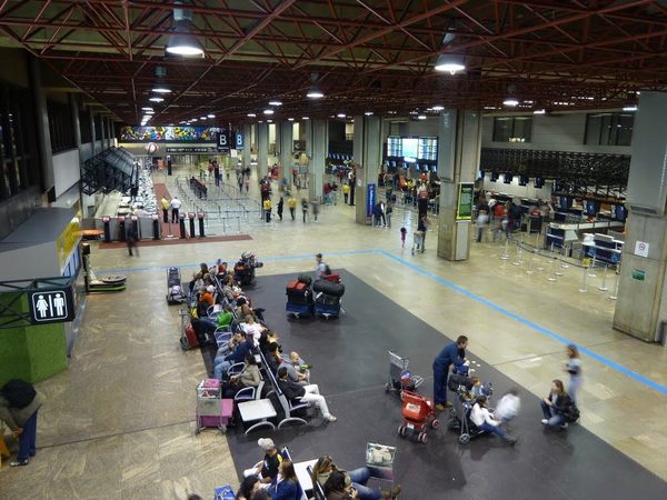 Vigilancia Sanitaria de Brasil se opone a cuarentena obligatoria en aeropuerto | El Independiente