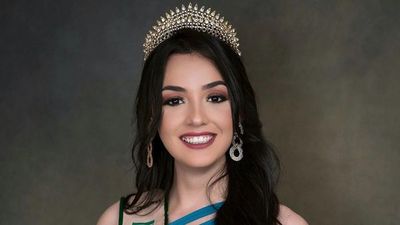 Reina de belleza vende heladitos para poder viajar