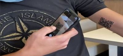 Un joven italiano se tatúa su pasaporte sanitario en el brazo