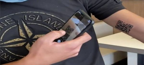 Un joven italiano se tatúa su pasaporte sanitario en el brazo