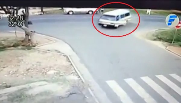 Motociclista choca contra furgoneta escolar en Emboscada | Noticias Paraguay