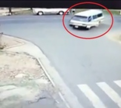 Motociclista impacta contra furgoneta en Emboscada - Paraguay.com