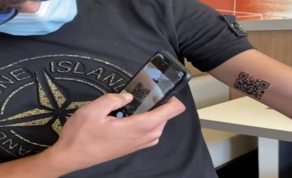 Diario HOY | Un joven italiano se tatúa su pasaporte sanitario en el brazo